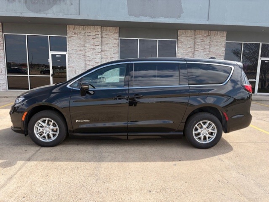 Black Chrysler Pacifica image number 19