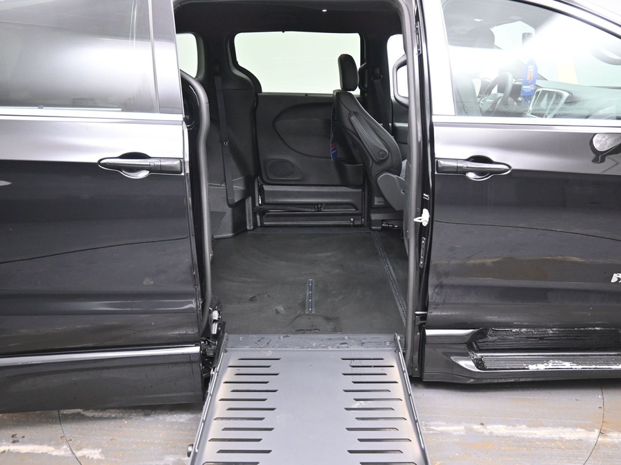 Black Chrysler Pacifica image number 15