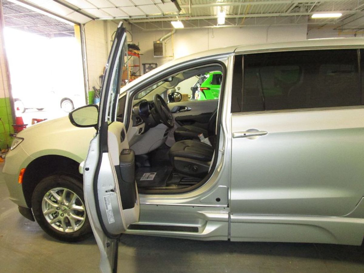 Silver Chrysler Pacifica image number 1