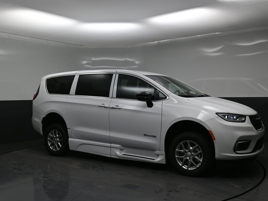 New 2025 Chrysler Pacifica Select Safety - BraunAbility Side Entry Entry Fold Out Automatic Ramp