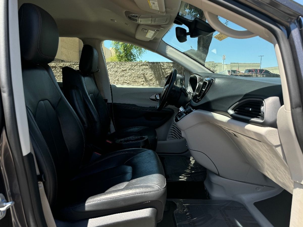 Grey Chrysler Pacifica image number 5