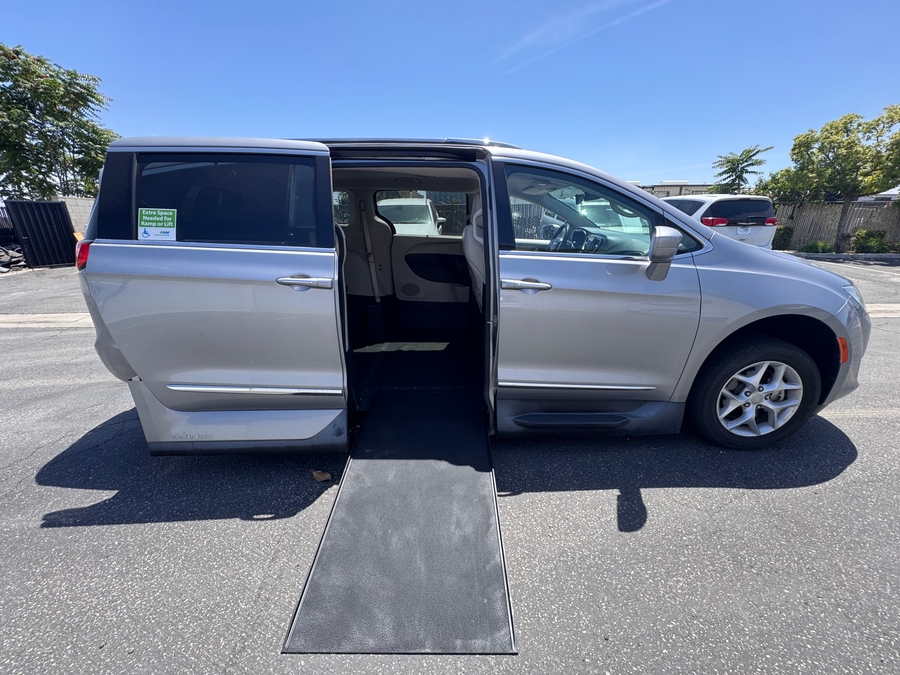 Silver Chrysler Pacifica image number 8