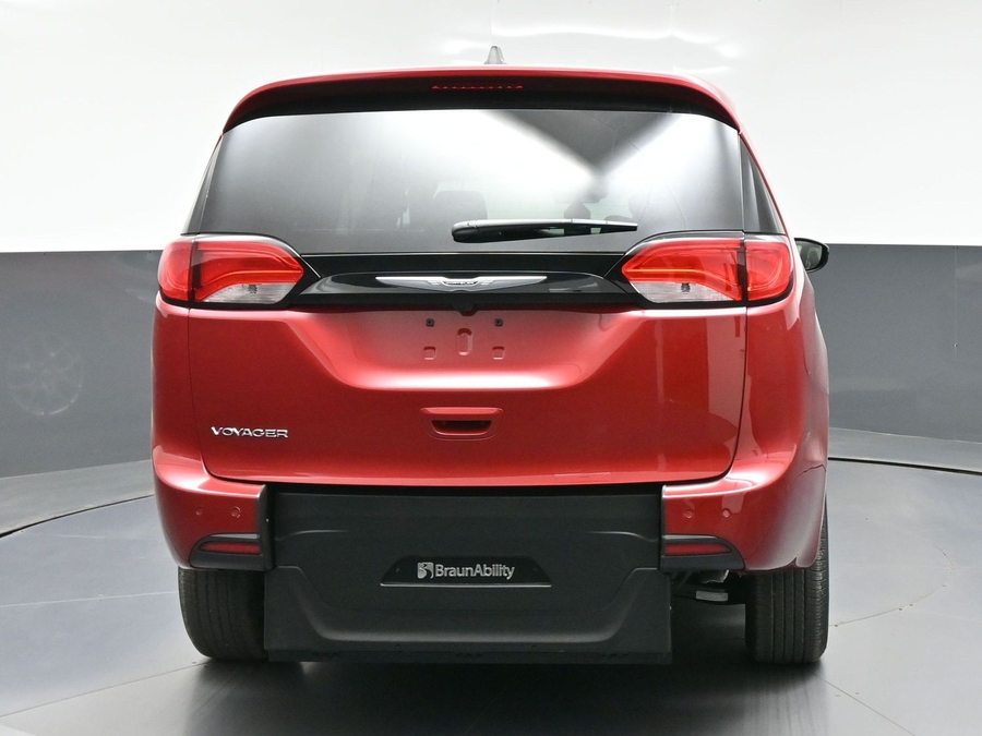 Red Chrysler Voyager image number 4