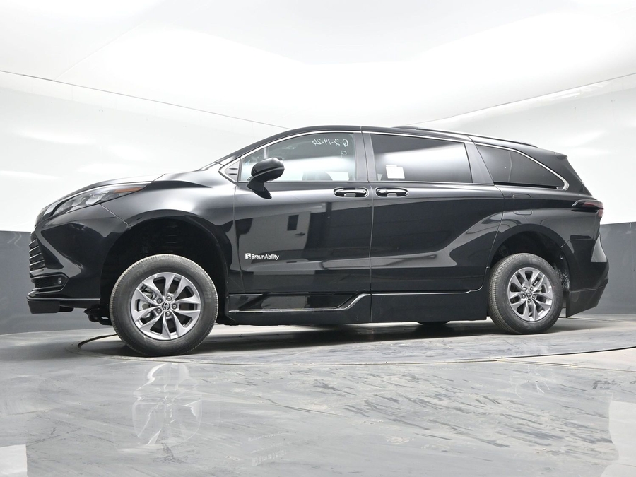 Black Toyota Sienna image number 17