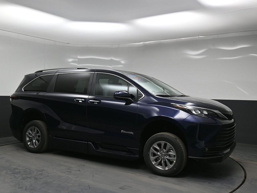 New 2026 Toyota Sienna Hybrid XLE Base - BraunAbility Side Entry Entry Fold Out Automatic Ramp