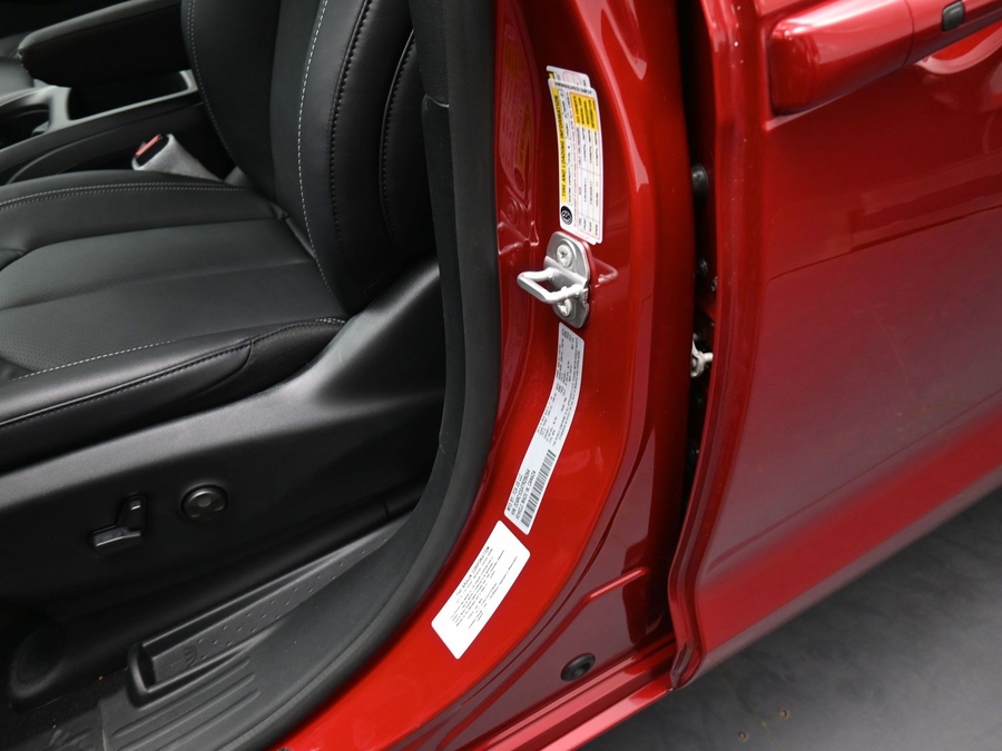 Red Chrysler Voyager image number 15