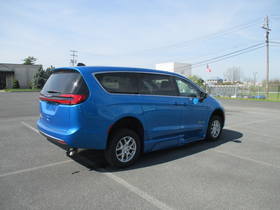 Blue Chrysler Pacifica image number 5