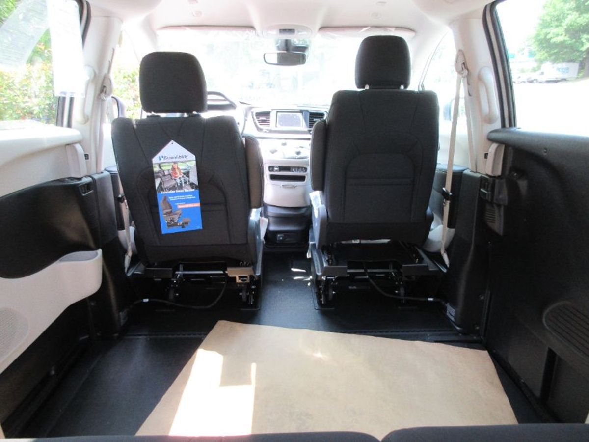 Silver Chrysler Voyager image number 15