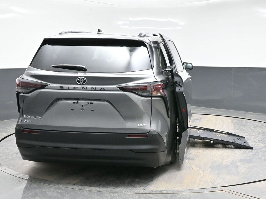 New 2026 Toyota Sienna Hybrid XLE Base - BraunAbility Side Entry Entry Fold Out Automatic Ramp