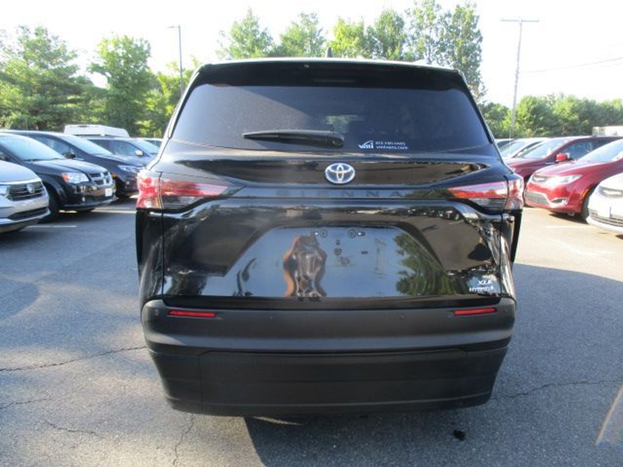 Black Toyota Sienna image number 5