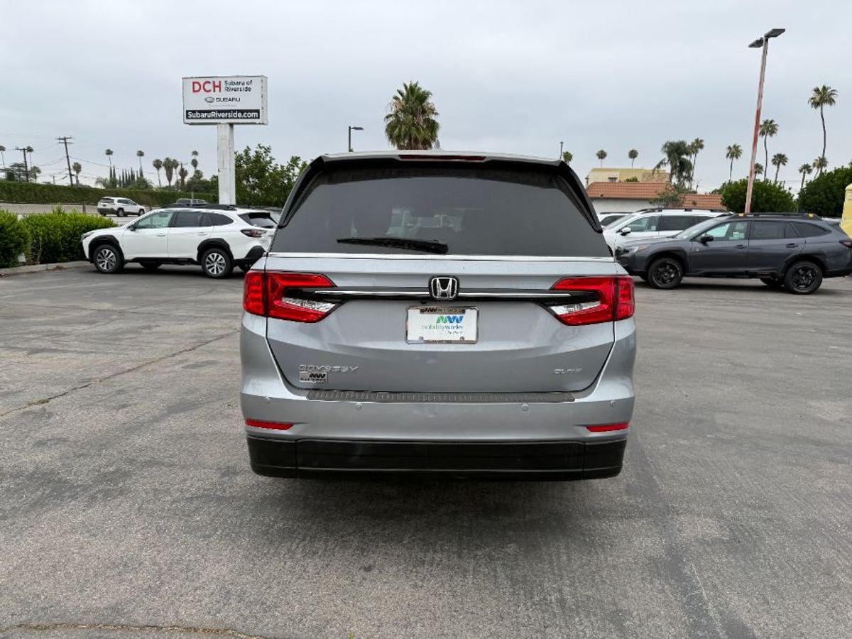 Silver Honda Odyssey image number 12