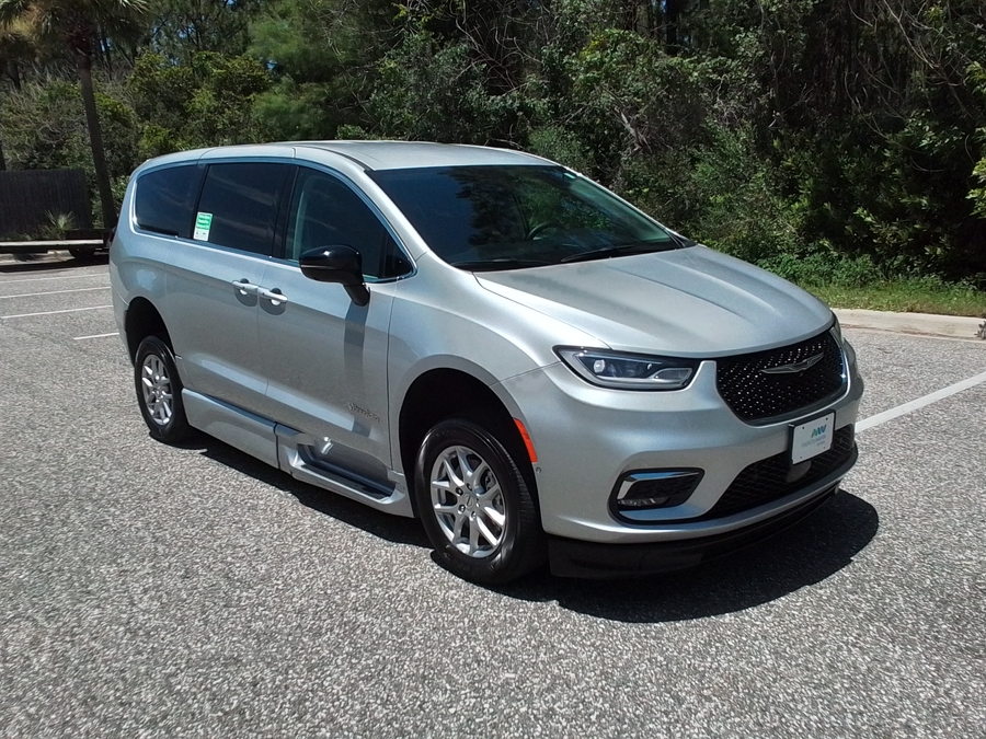 Silver Chrysler Pacifica image number 2