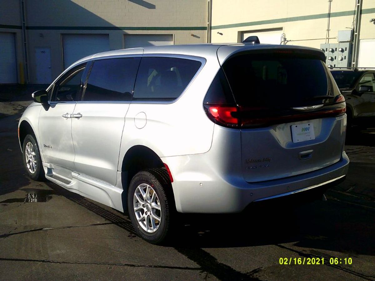 Silver Chrysler Pacifica image number 5