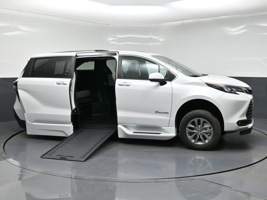 New 2026 Toyota Sienna Hybrid XLE Add - BraunAbility Side Entry In Floor Automatic Ramp