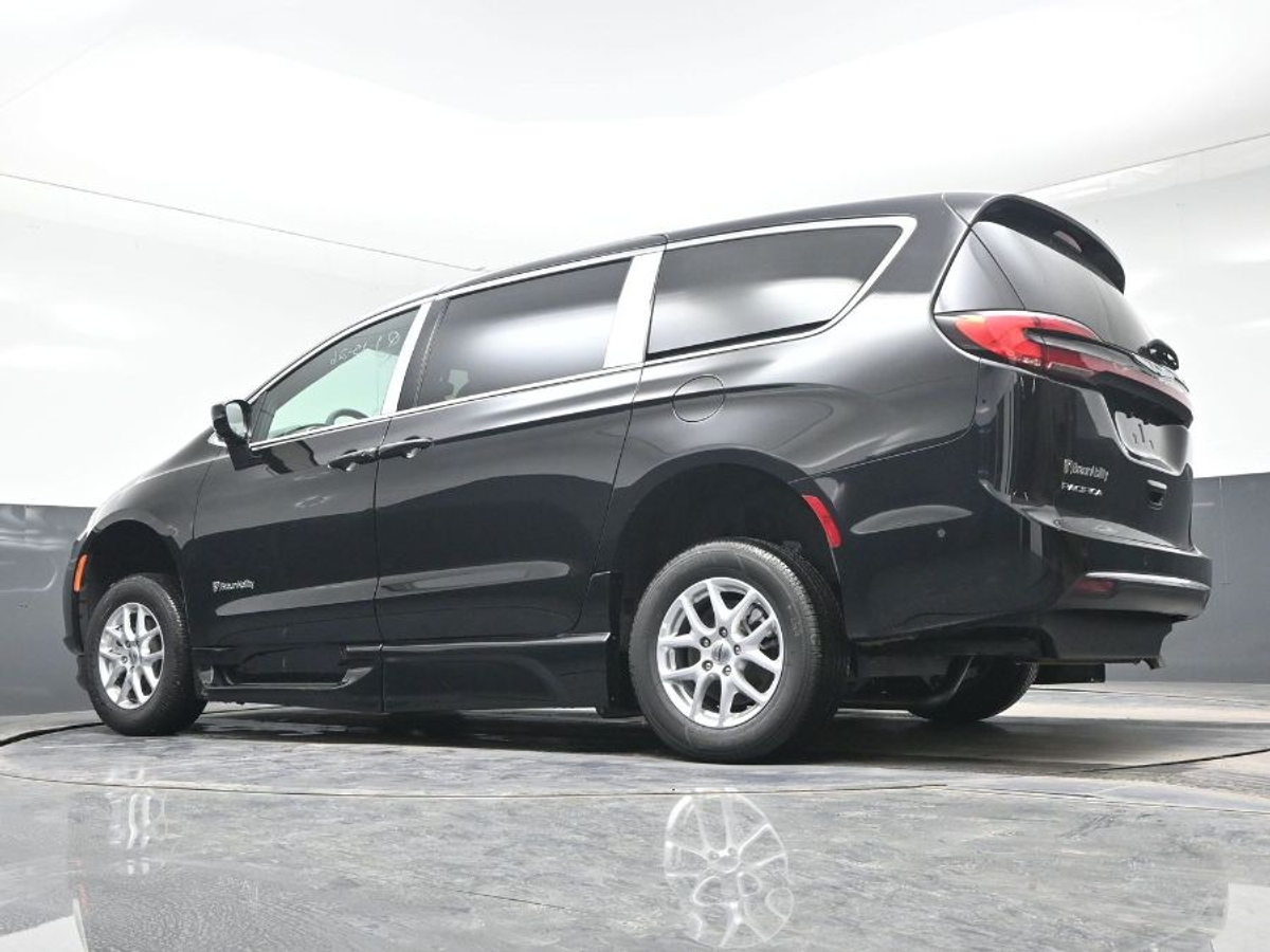 Black Chrysler Pacifica image number 20