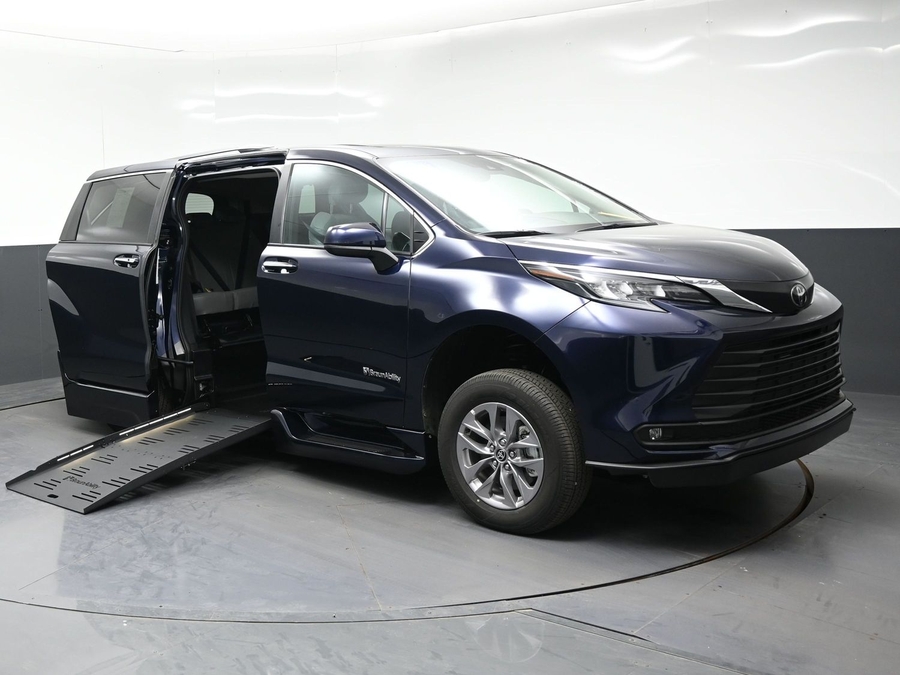 New 2026 Toyota Sienna Hybrid XLE Base - BraunAbility Side Entry Fold Out Automatic Ramp