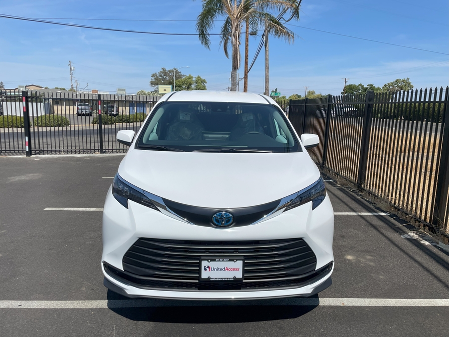 New 2026 Toyota Sienna Hybrid LE DRIVER/PASSENGER MID SWIVEL SEATS - Vantage Mobility Rear Entry Entry Fold Out Manual Ramp