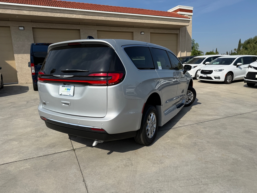Silver Chrysler Pacifica image number 10