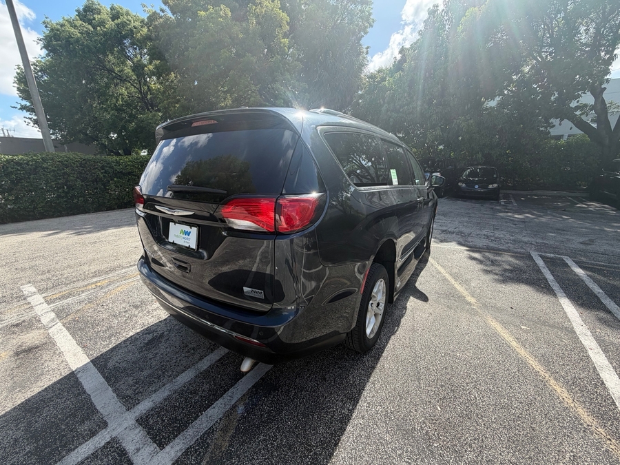 Silver Chrysler Pacifica image number 1