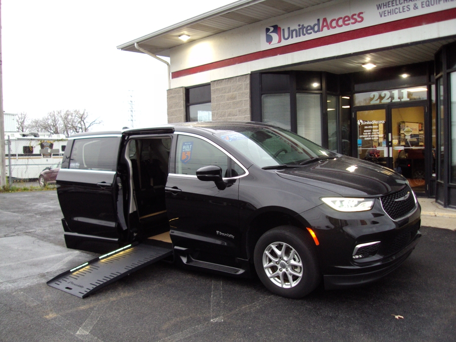 Used 2024 Chrysler Pacifica Touring L - BraunAbility Side Entry Entry Fold Out Automatic Ramp