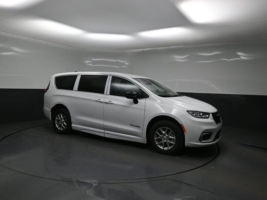 White Chrysler Pacifica image number 17