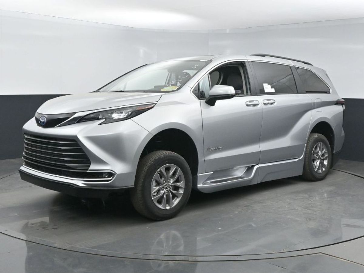 Silver Toyota Sienna image number 17