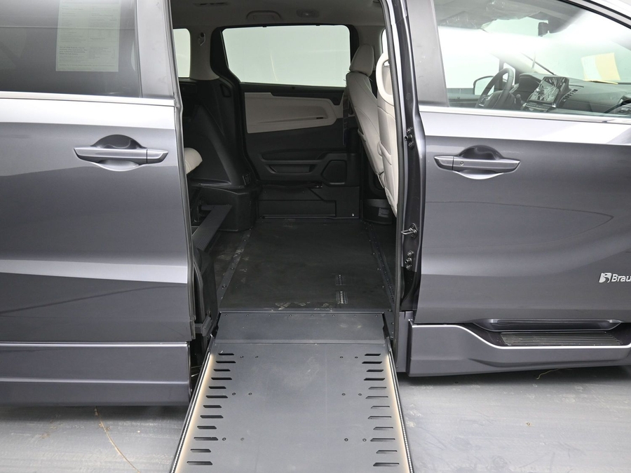 Grey Honda Odyssey image number 11