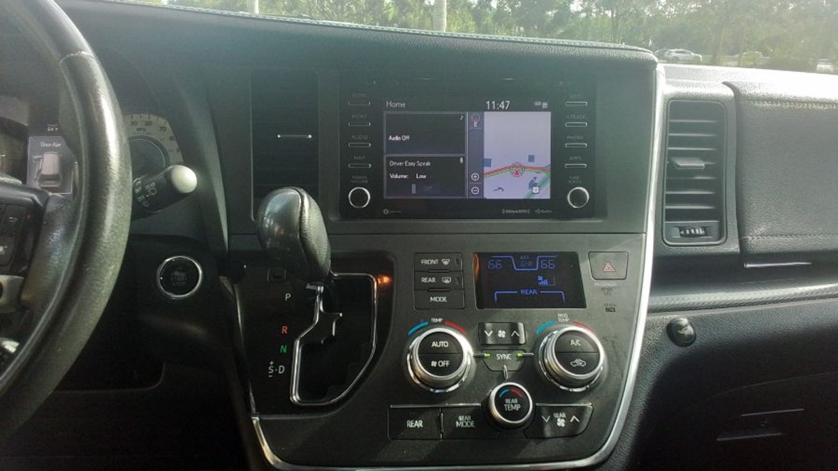 Silver Toyota Sienna image number 8