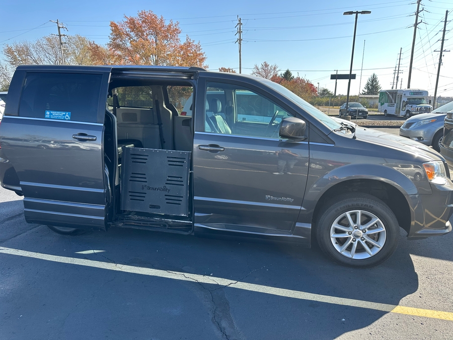 Used 2019 Dodge Grand Caravan SXT - BraunAbility Side Entry Entry Fold Out Automatic Ramp