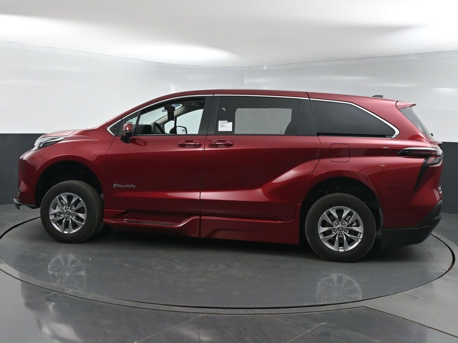 New 2025 Toyota Sienna Hybrid LE - BraunAbility Side Entry Entry Fold Out Automatic Ramp