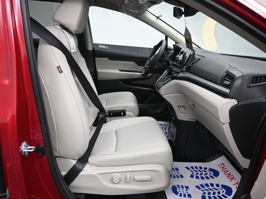 Red Honda Odyssey image number 5