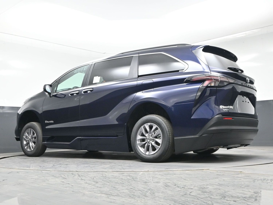 New 2026 Toyota Sienna Hybrid XLE Add - BraunAbility Side Entry Entry In Floor Automatic Ramp