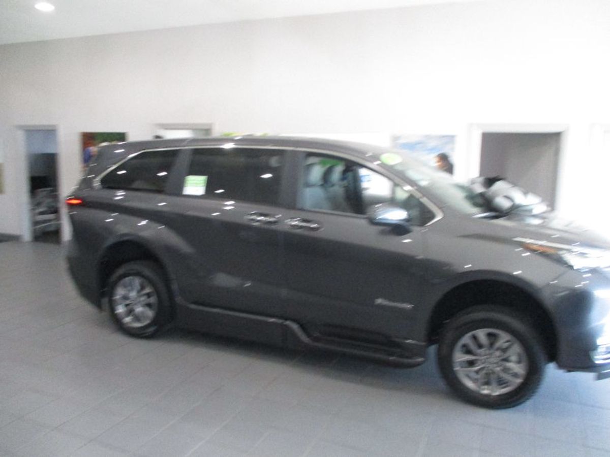 Grey Toyota Sienna image number 6