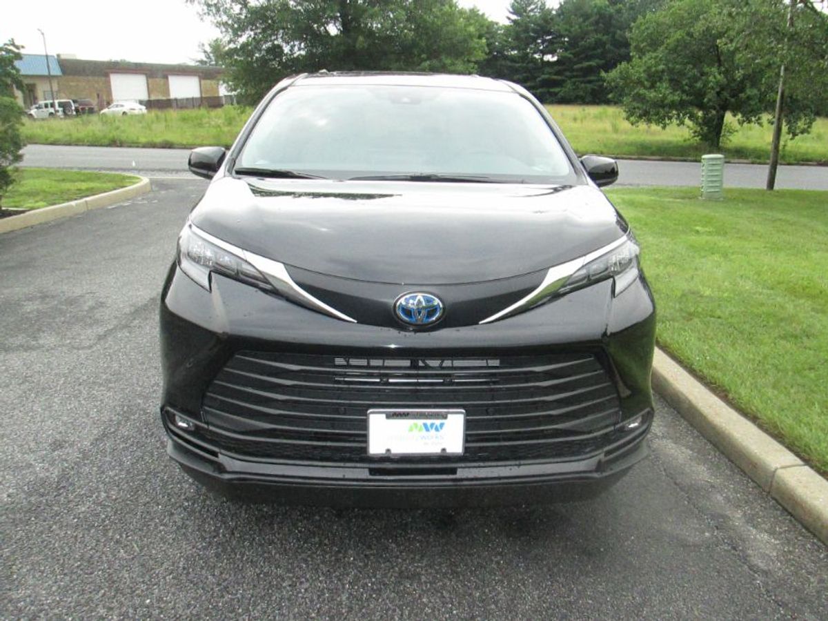 Black Toyota Sienna image number 3
