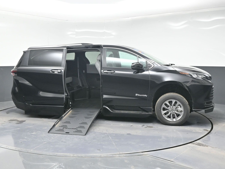 Black Toyota Sienna image number 7