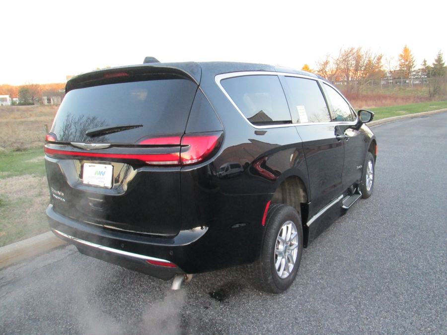 Black Chrysler Pacifica image number 6