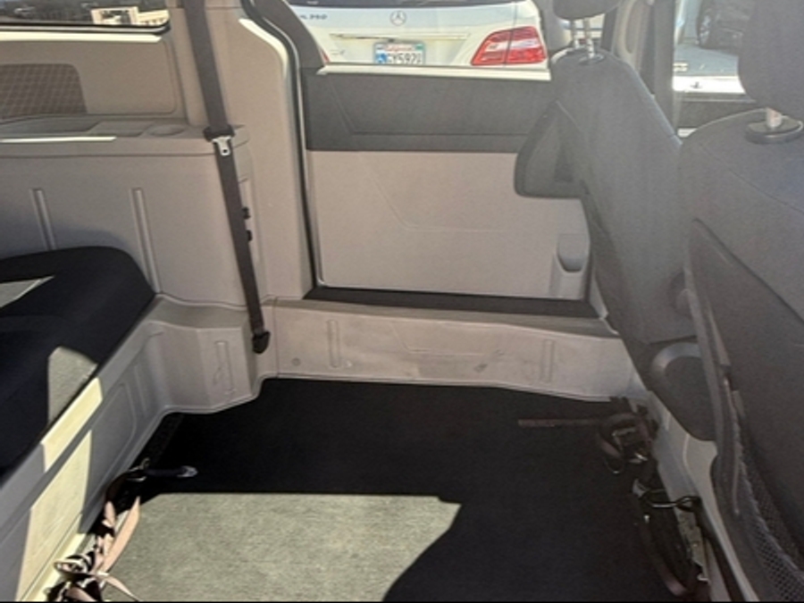 Silver Dodge Grand Caravan image number 13