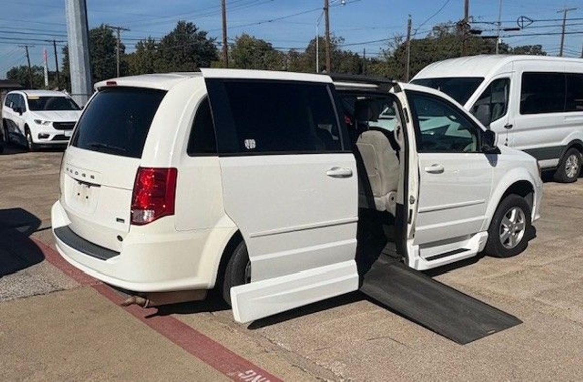  Dodge Grand Caravan image number 3