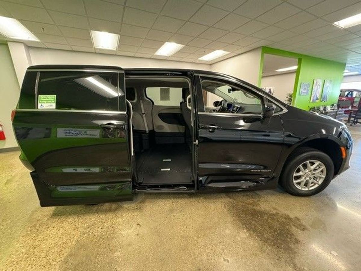 2024 CHRYSLER VOYAGER - Image 11