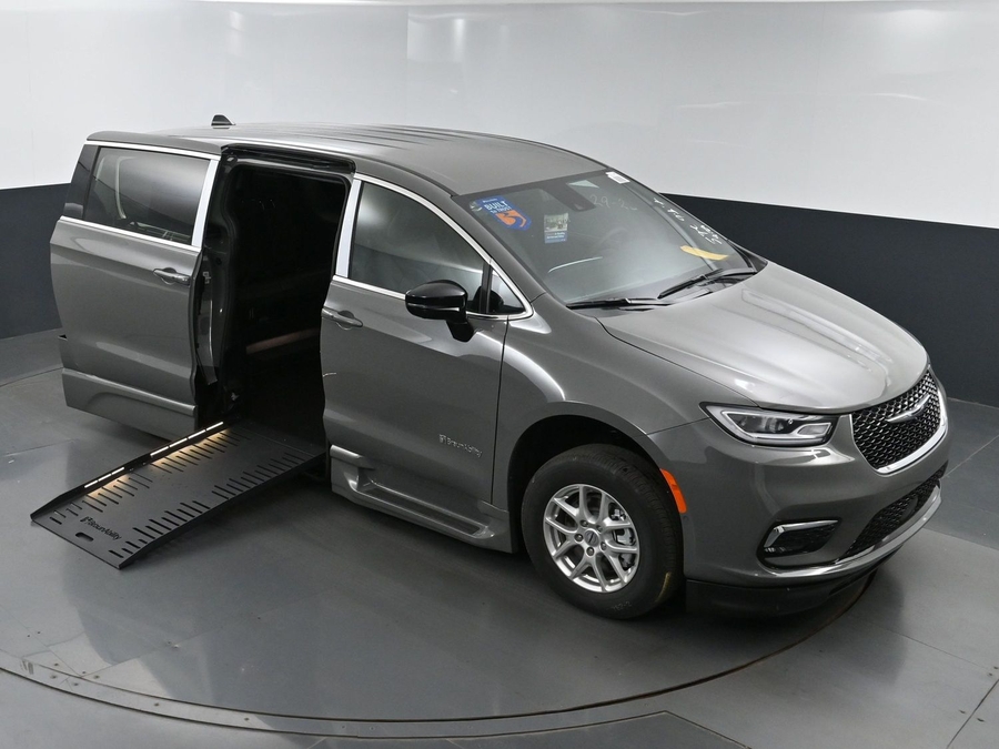 New 2025 Chrysler Pacifica Select Safety - BraunAbility Side Entry Entry Fold Out Automatic Ramp