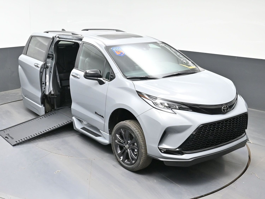 New 2026 Toyota Sienna Hybrid XSE Sport - BraunAbility Side Entry Entry In Floor Automatic Ramp
