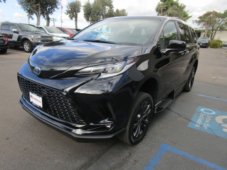 New 2025 Toyota Sienna Hybrid XSE Sport - BraunAbility Side Entry Entry In Floor Automatic Ramp
