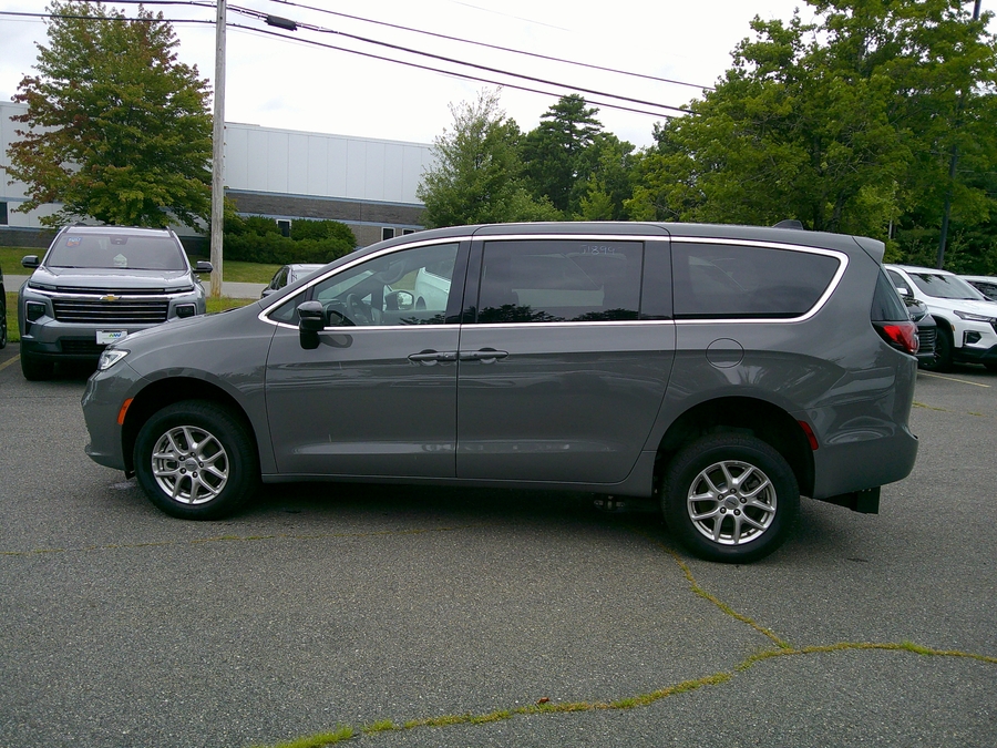 Grey Chrysler Pacifica image number 10