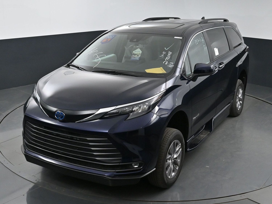 New 2025 Toyota Sienna Hybrid XLE Plus - BraunAbility Side Entry Entry In Floor Automatic Ramp