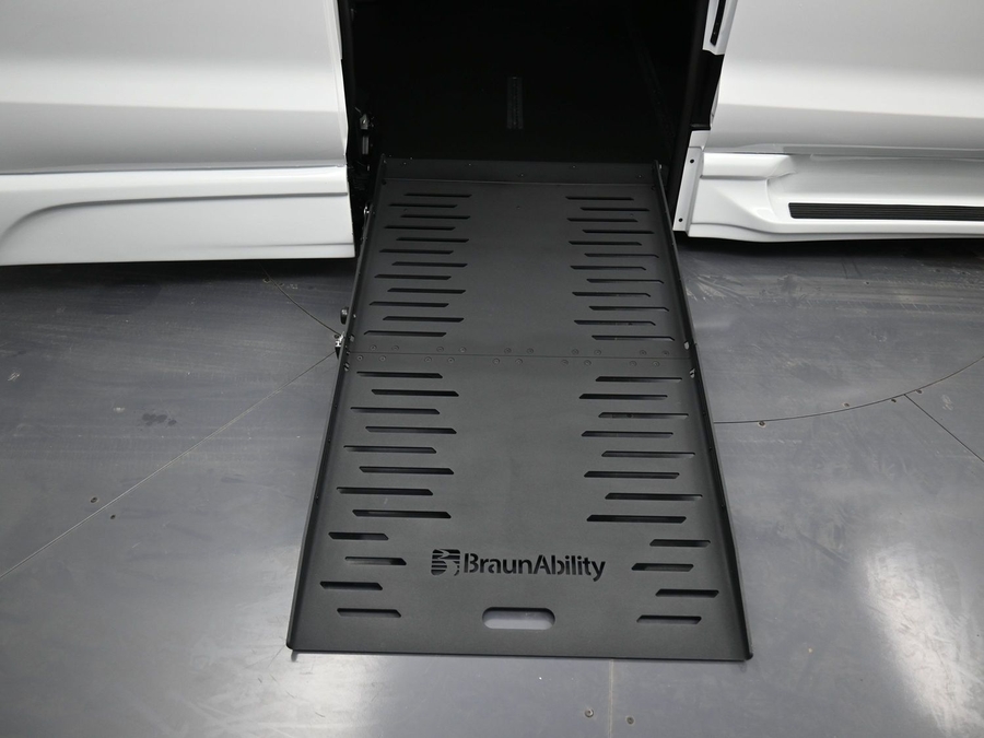 New 2025 Chrysler Pacifica Select Safety - BraunAbility Side Entry Entry Fold Out Automatic Ramp