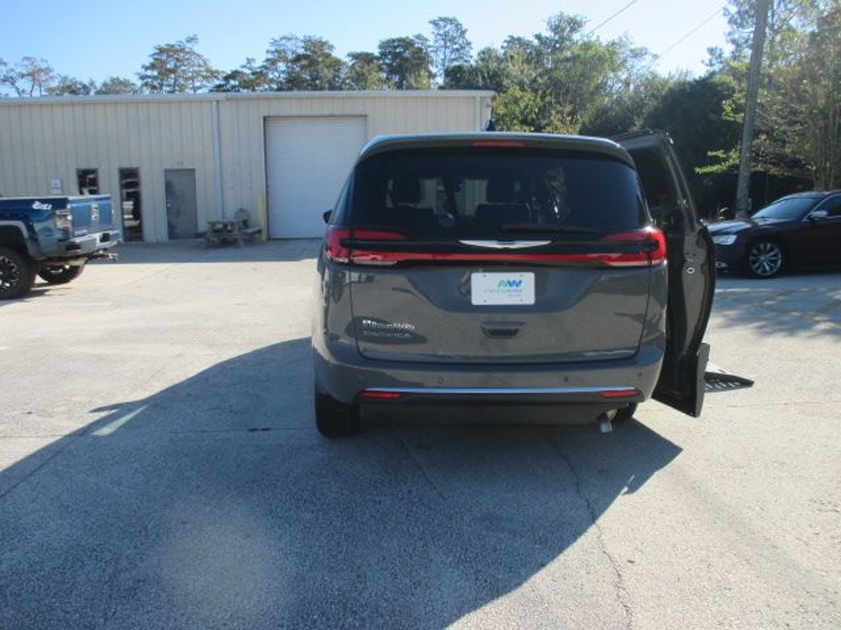 Grey Chrysler Pacifica image number 3