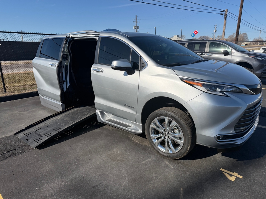 Used 2023 Toyota Sienna Hybrid Platinum - BraunAbility Side Entry Entry Fold Out Automatic Ramp