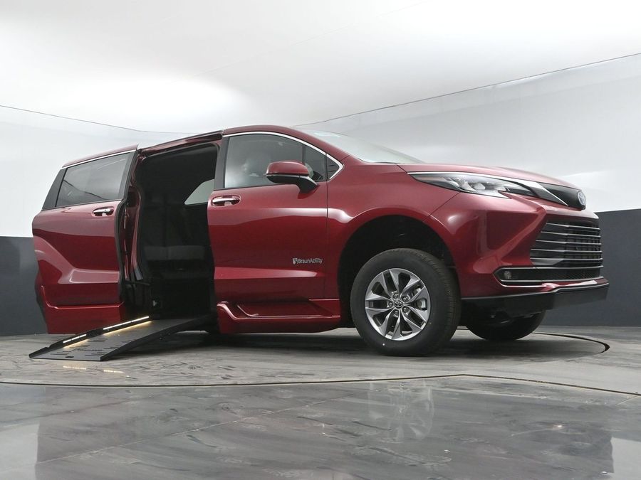 New 2025 Toyota Sienna Hybrid XLE Base - BraunAbility Side Entry Entry Fold Out Automatic Ramp