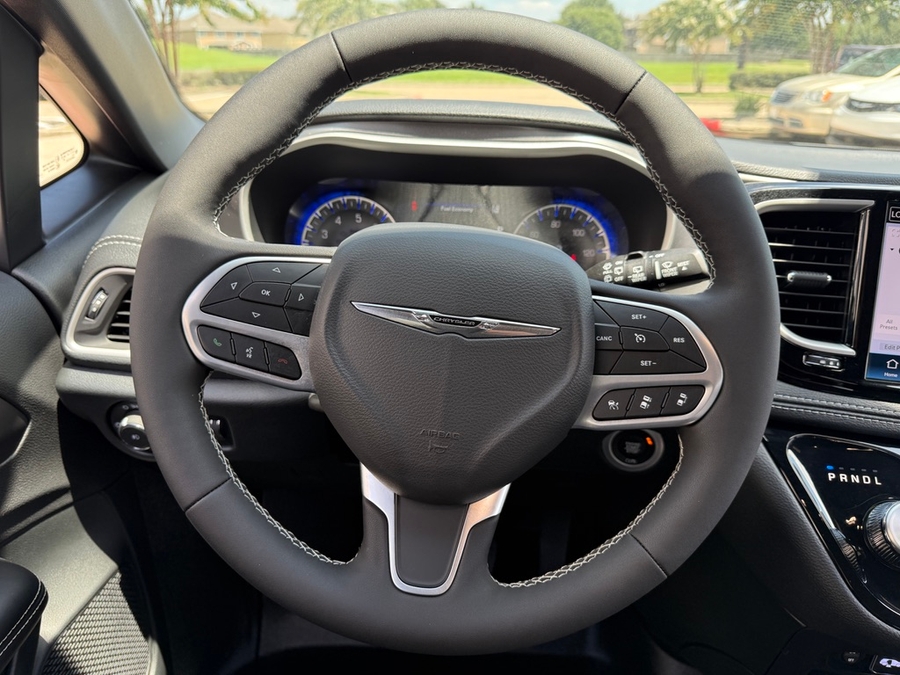 White Chrysler Pacifica image number 14