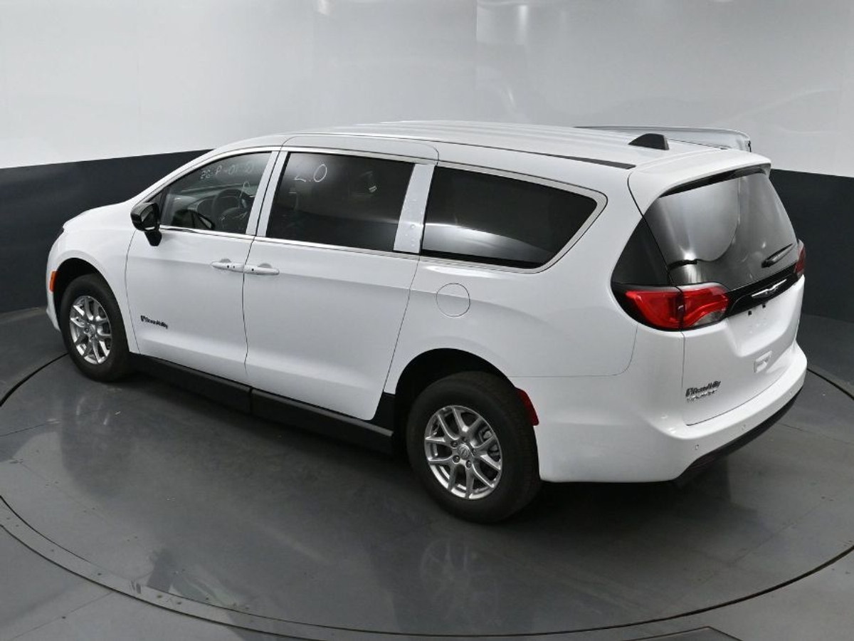 2025 CHRYSLER VOYAGER - Image 25